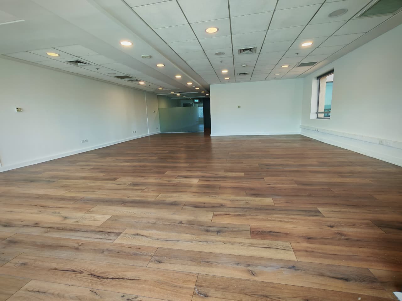 Vista interior de oficina habilitada WTC Torre Costanera 193 m²